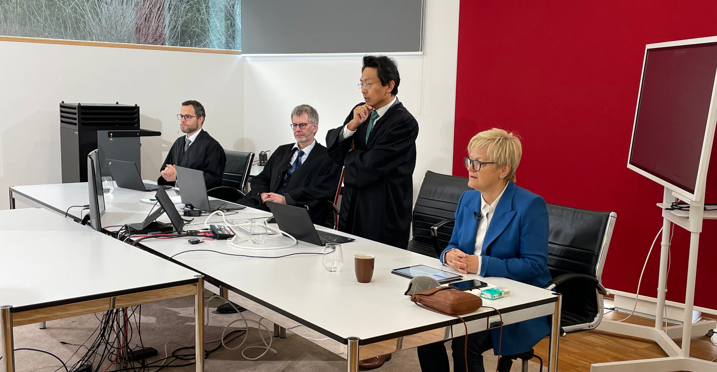 Die mündliche Verhörung in der Videokonferenz: Anwalt Chan-jo Jun & Team sowie Renate Künast. Renate Künast mit den Rechtsanwälten der Kanzlei Jun bei der virtuellen Anhörung im Facebook-Prozess. Renate Künast, Bundestagsabgeordnete und HateAid-Klientin, setzt sich mit uns vor dem Bundesgerichtshof in Karlsruhe für die Rechte aller Nutzenden ein. Chan-jo Jun, Rechtsanwalt, vertritt Renate Künast im Grundsatzprozess gegen Meta.