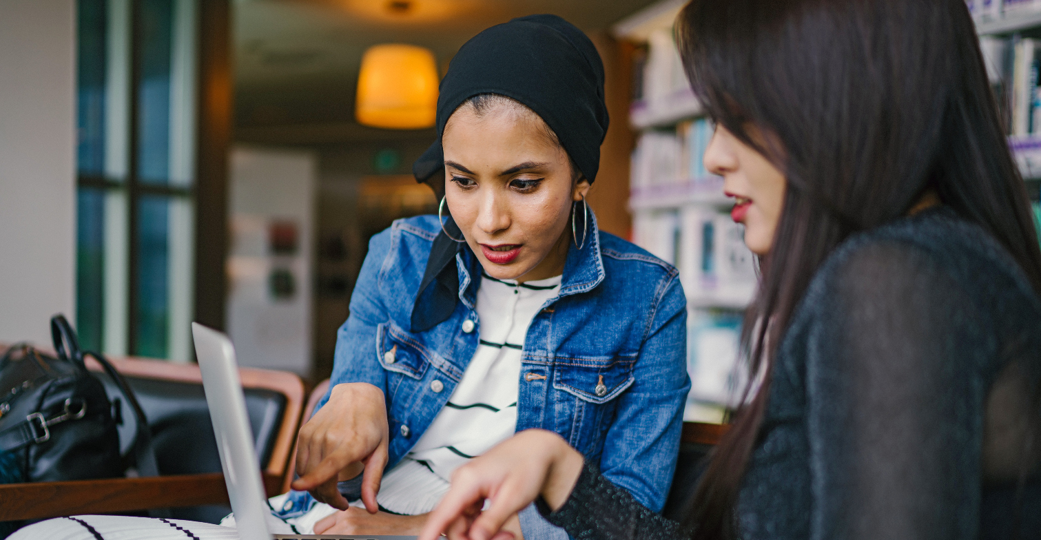 Digitale Gewalt im Bundestagswahlkampf: Zwei Frauen am Laptop