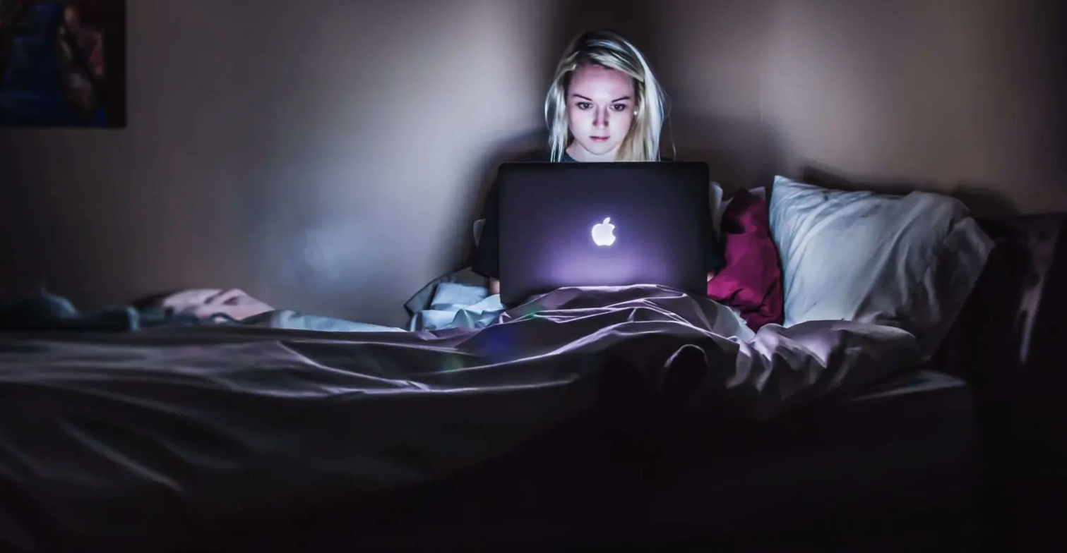 Frau schaut auf Laptop