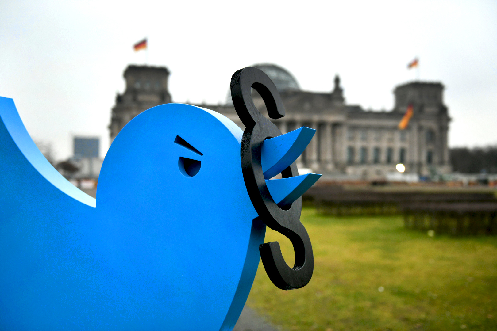eujs-hateaid-grundsatzprozess-twitter-04-c-hateaid Twitter Grundsatzprozess - Aktion vor dem Bundestag