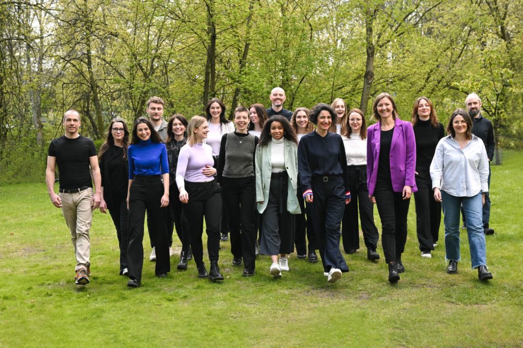 Das HateAid-Team auf einer Wiese.