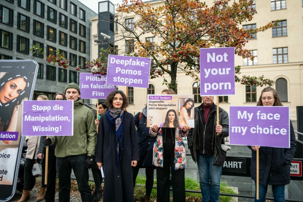 HateAid - Aktion vor dem Bundesministerium: Face Swap Apps stoppen. Copyright: Nick Jaussi