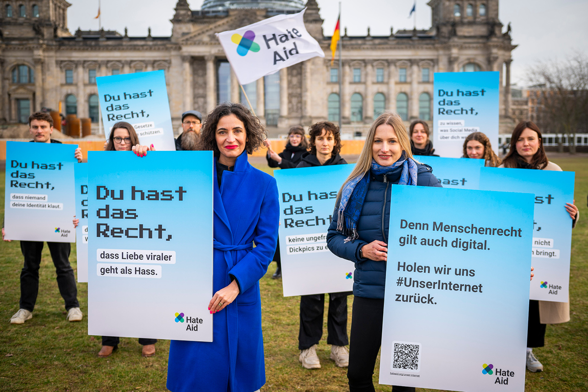 unser-internet-artikelbild-02-c-hateaid HateAid Menschenrechtskampagne #UnserInternet. Auftakt vor dem Bundestag mit HateAid Unterstützer*innen, die die digitalen Menschenrechte als Schilder hochhalten. Im Vordergrund zu sehen: die beiden Geschäftsführerinnen von HateAid Anna-Lena von Hodenberg sowie Josephine Ballon. Copyright: HateAid