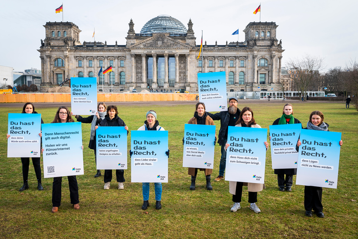 unser-internet-artikelbild_01-c-hateaid HateAid Menschenrechtskampagne #UnserInternet. Auftakt vor dem Bundestag mit HateAid Unterstützer*innen, die die digitalen Menschenrechte als Schilder hochhalten. Copyright: HateAid