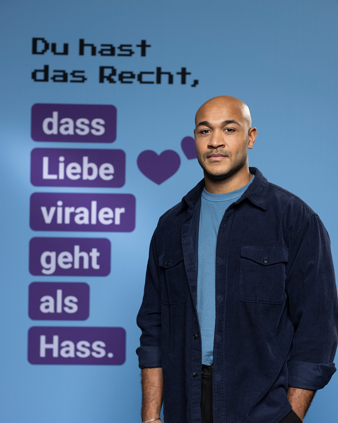 HateAid Menschenrechtskampagne #UnserInternet. Zu sehen ist ein Foto von Malick Bauer.