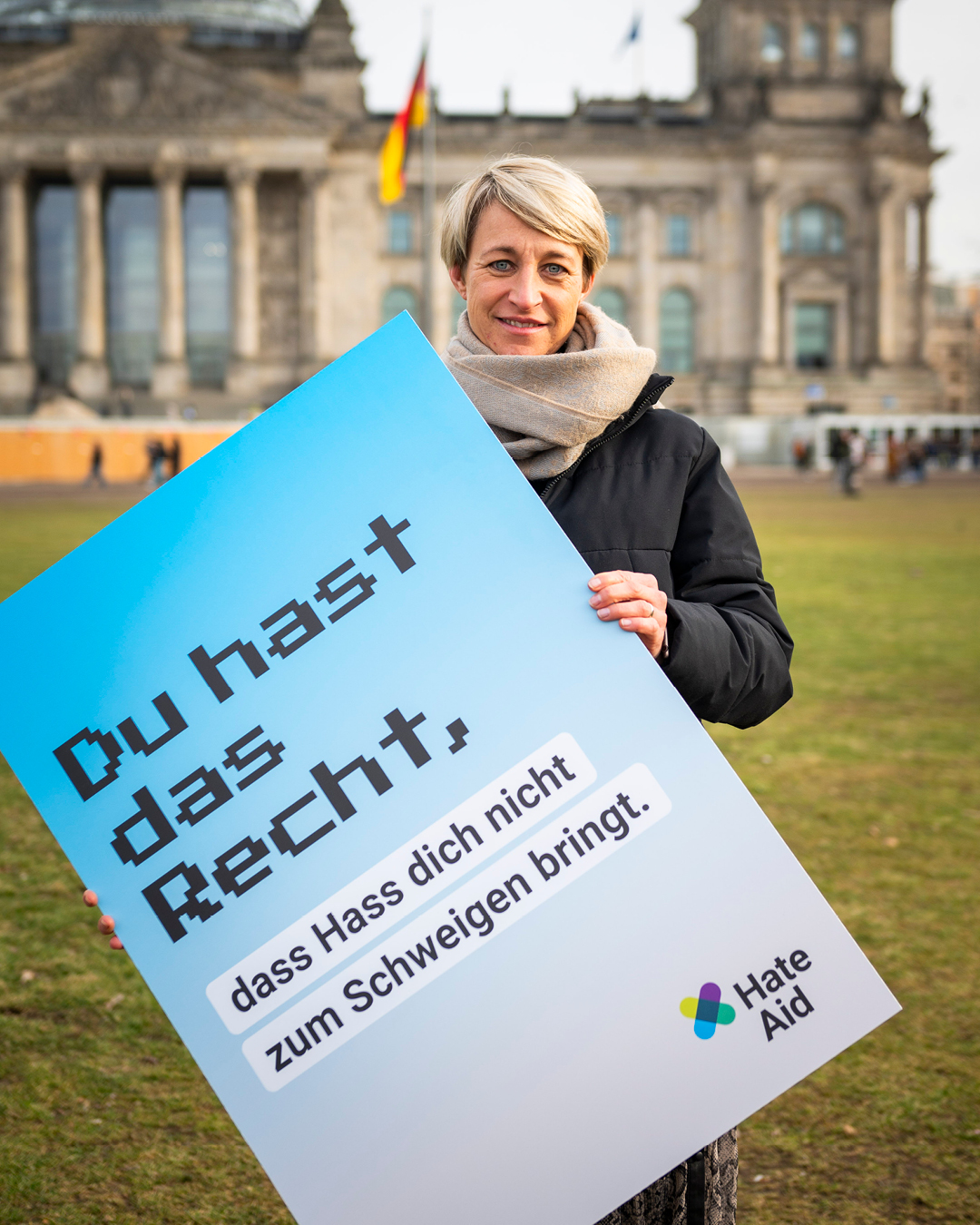 HateAid Menschenrechtskampagne #UnserInternet. Zu sehen ist ein Foto Nadine Schön