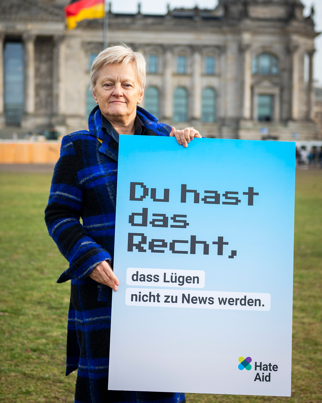 HateAid Menschenrechtskampagne #UnserInternet. Zu sehen ist ein Foto Renate Künast. Renate Künast, Bundestagsabgeordnete und HateAid-Klientin, setzt sich mit uns vor dem Bundesgerichtshof in Karlsruhe für die Rechte aller Nutzenden ein.