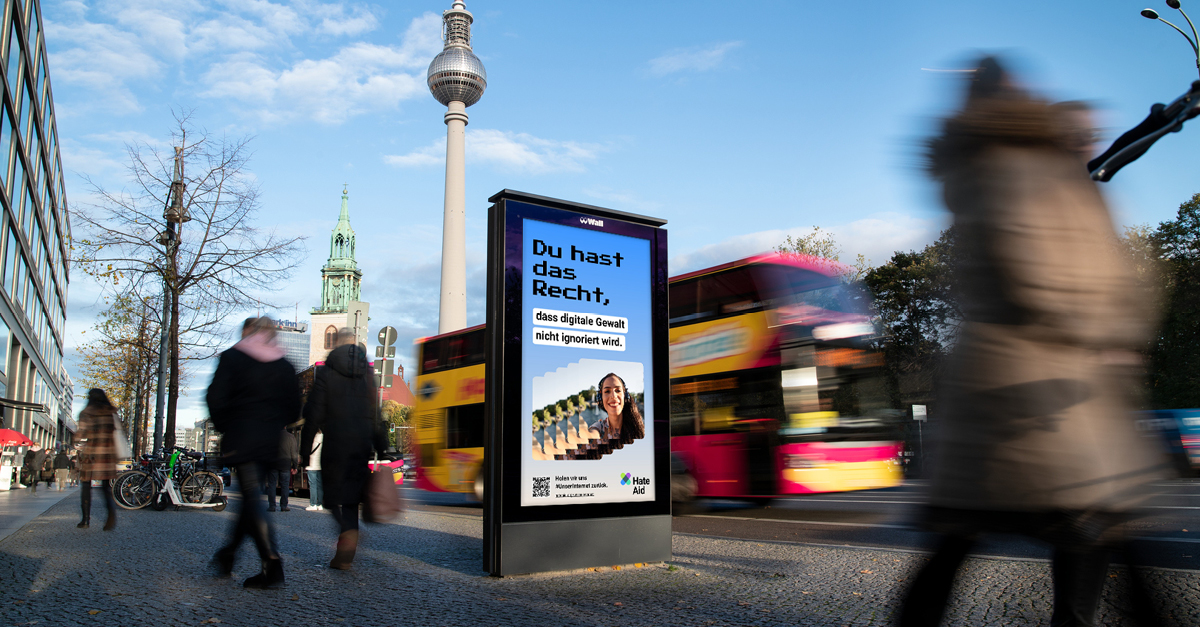 unserinternet-auftakt-2024-social-media-c-wall-gmbh HateAid Menschenrechtskampagne #UnserInternet. Zu sehen ist ein Foto eines belebten Bürgersteigs und ein Werbebildschirm der Firma Wall GmbH. Copyright: Wall GmbH