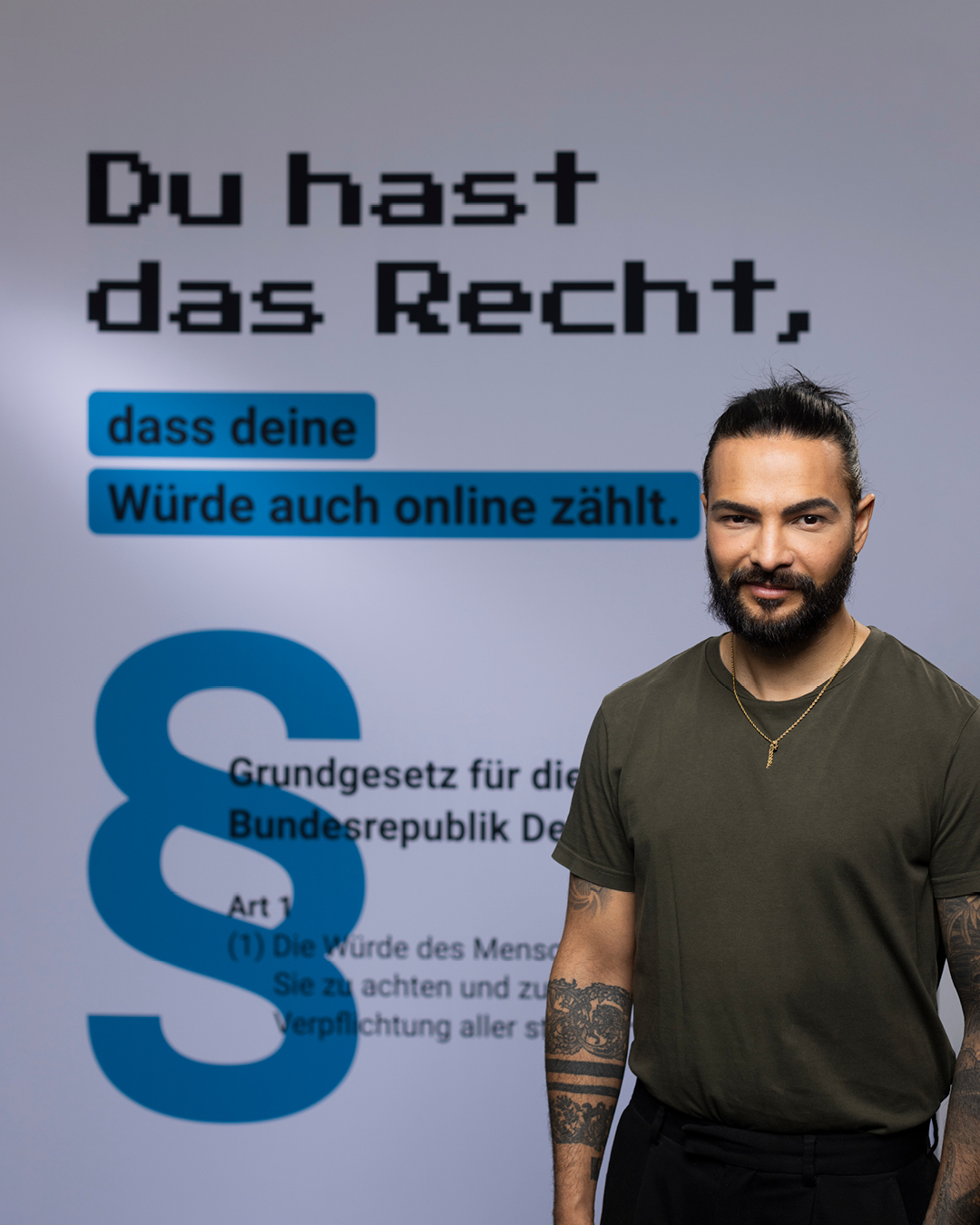 Denny K vor dem Statement Du hast das Recht, dass deine Würde auch online zählt