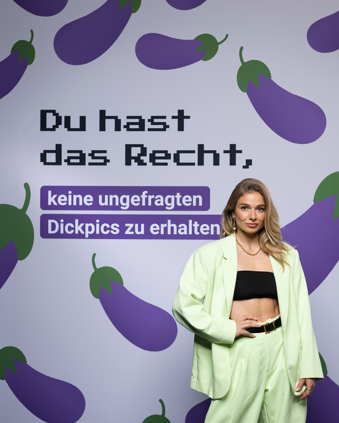 Moderatorin Lola Weippert vor dem Statement Du hast das Recht, ekien ungefragten Dickpics zu erhalten