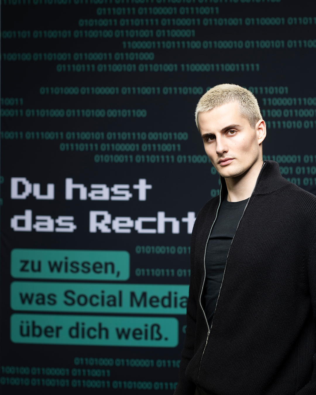 Luis Freitag von den Elevator Boys vor dem Statement Du hast das Recht, zu wissen, was Social media über dich weiß.