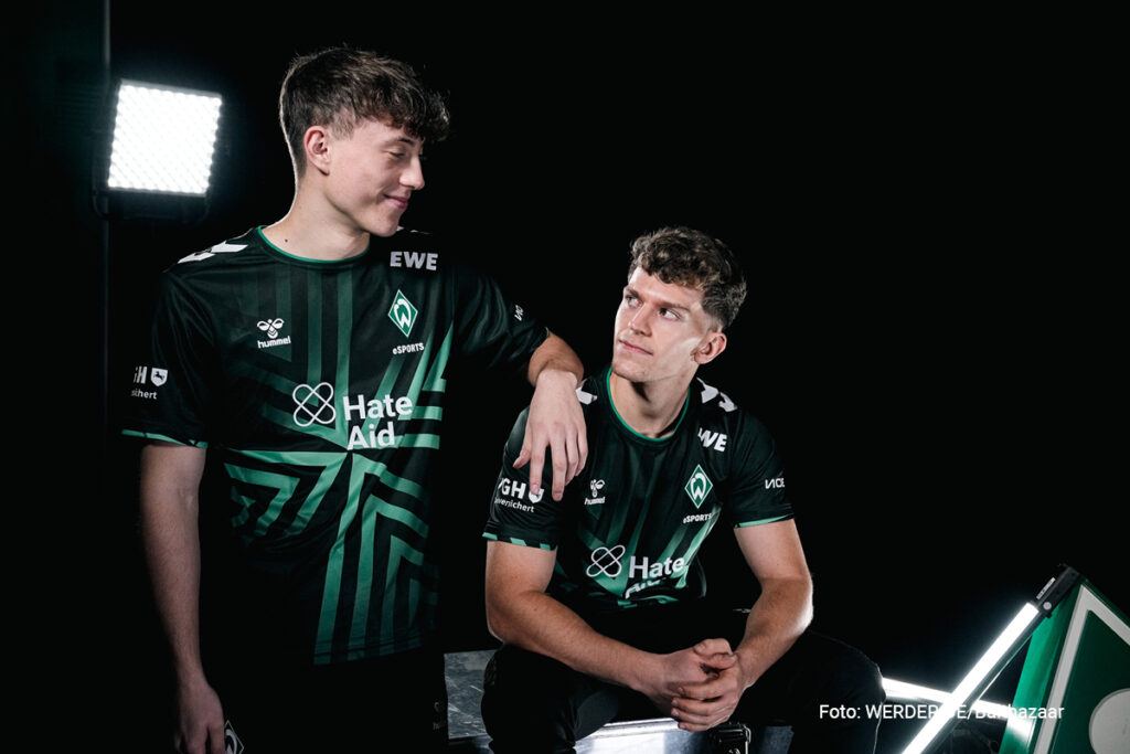 Digitale Gewalt im E-Sport: Interview mit Werder eSPORTS. Zu sehen sind die beiden Profi-Fifa-Spieler Henning und Lefti. Copyright: Werder.de/Balthazaar